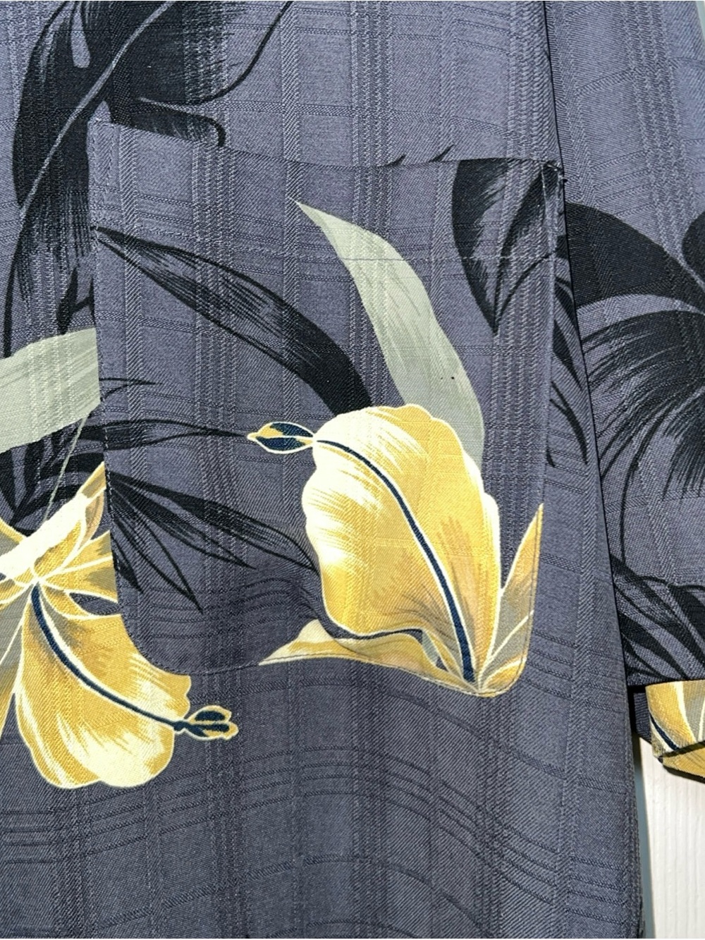 Tommy Bahama Men 100% Silk Gray Yellow Floral Hawaiian Shirt Sz S Resort Beach - Picture 9 of 14